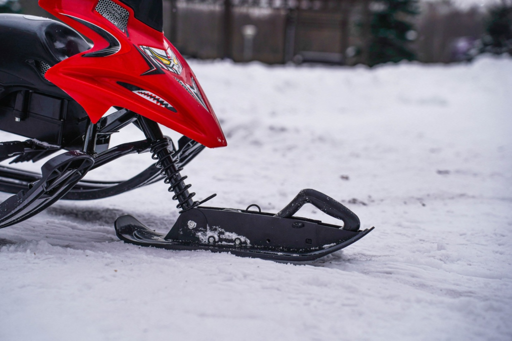 Лыжи и обтекатель электроснегоката