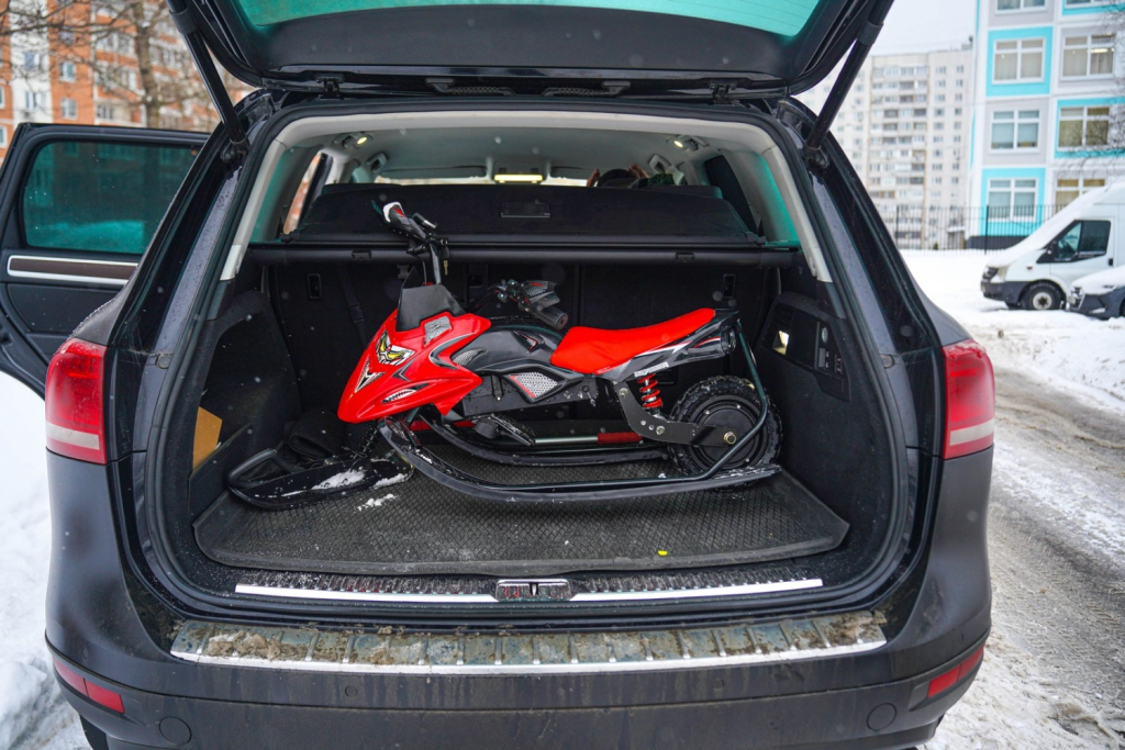 Электроснегокат в багажнике автомобиля
