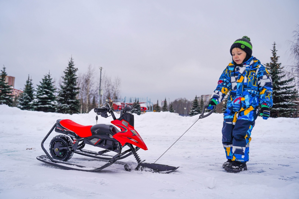 Ребёнок на электроснегокате
