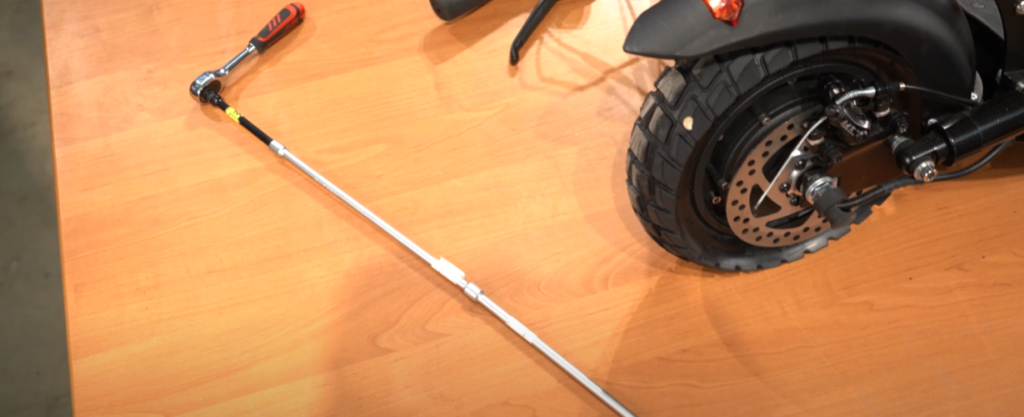 Инструмент для подтягивания болта рулевой колонки