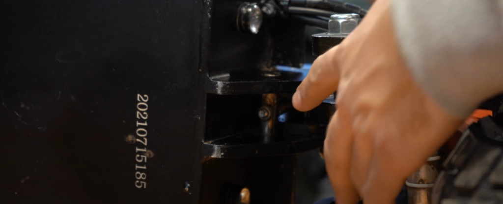 Болт складного механизма руля