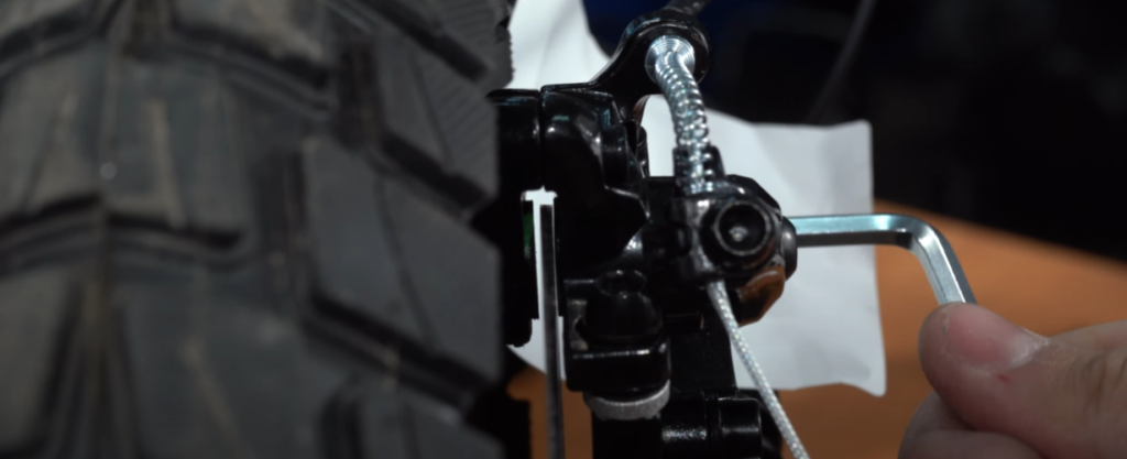 Регулировка положения калипера