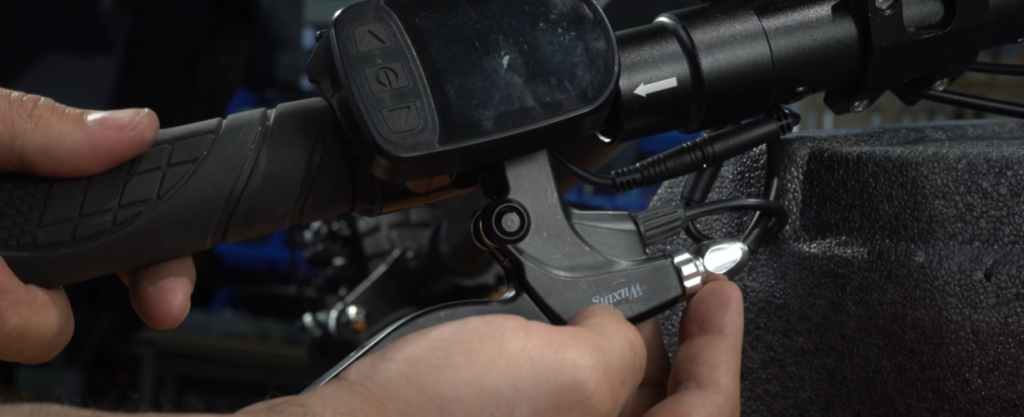 Регулировочные винты на тормозной ручке и калипере