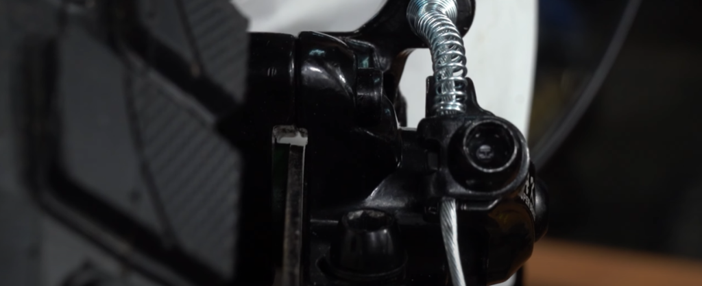 Правильное положение колодок относительно диска