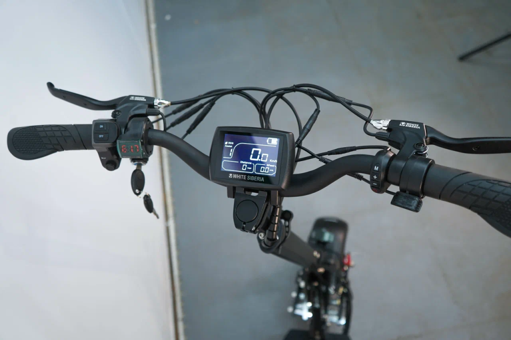 Большой дисплей бортового компьютера