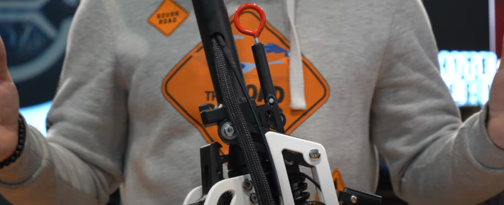 Процесс регулировки болта шестигранником