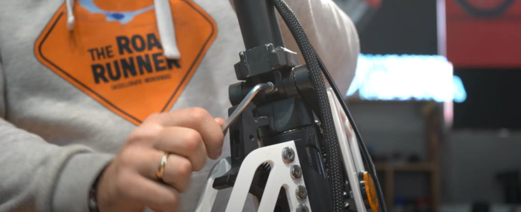 Расположение регулировочного болта на рулевой колонке