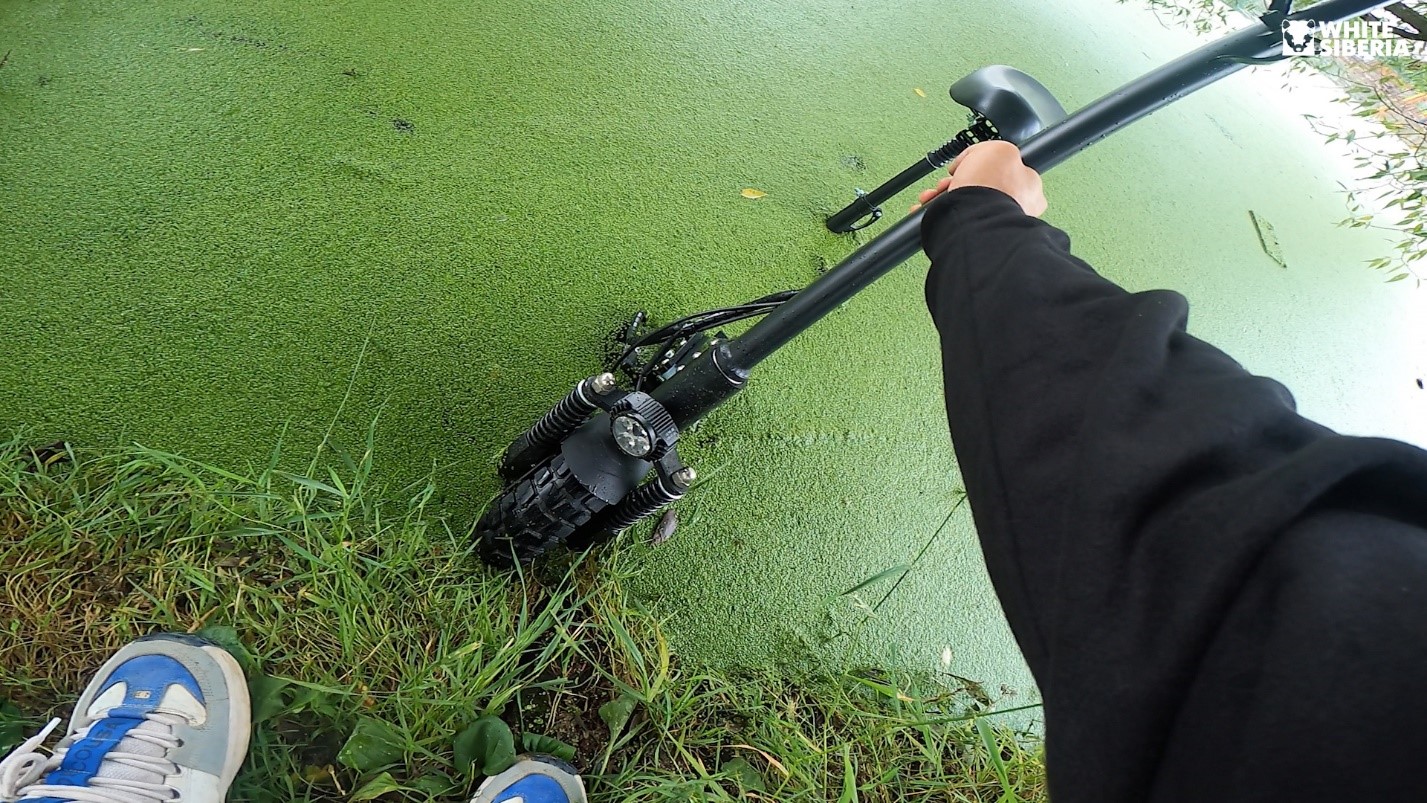 Самокат полностью погружен в воду